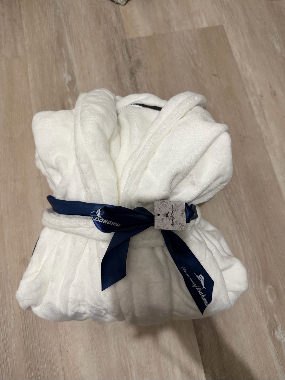 Tommy Bahama White Plush Robe NWT One Size Soft Cozy Gift Ready